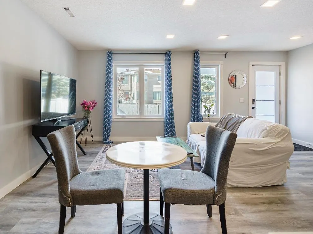 Guest house Calgary-Banff Remodle Suite Close Lrt&Uc&Free Parking